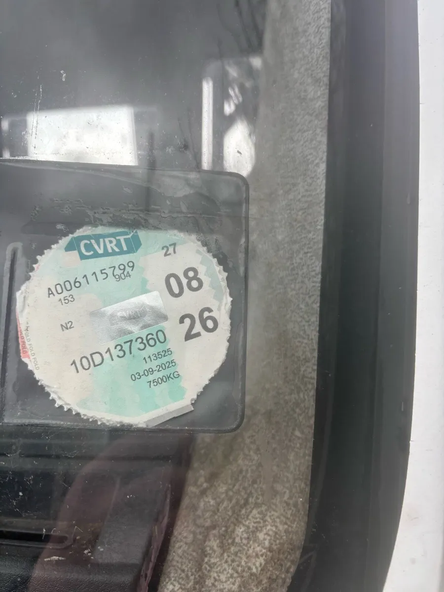 Iveco 7 1/2 ton tipper with crane - Image 2