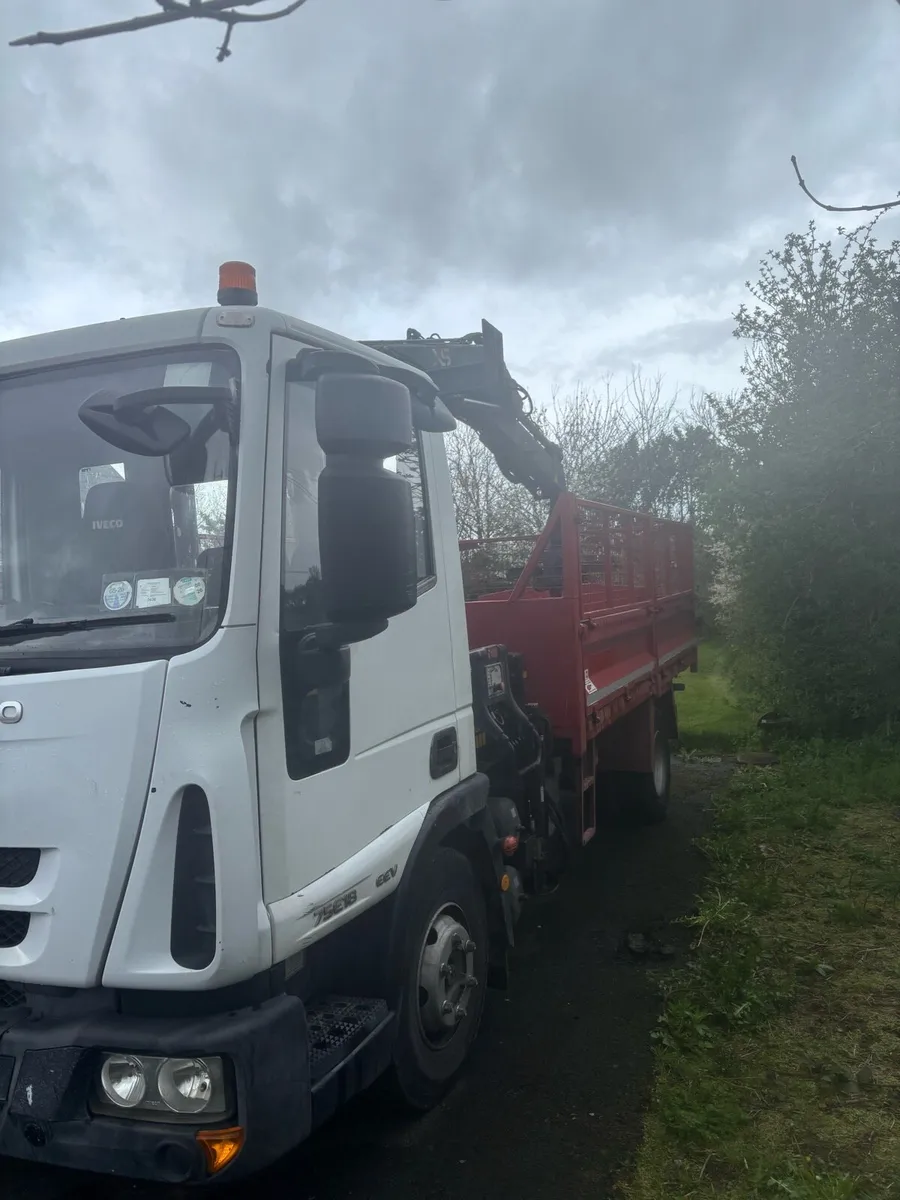 Iveco 7 1/2 ton tipper with crane - Image 4