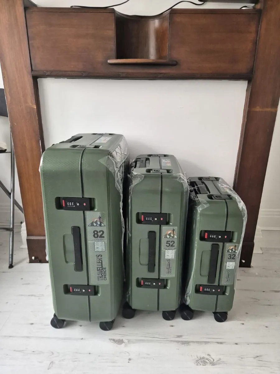 3 Piece Hardshell Suitcase Set NEW - Image 2