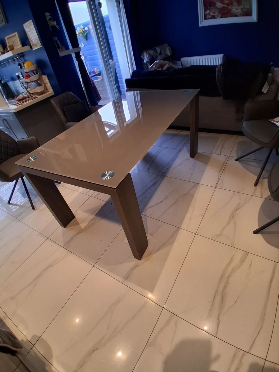 A glass top dining table - Image 4