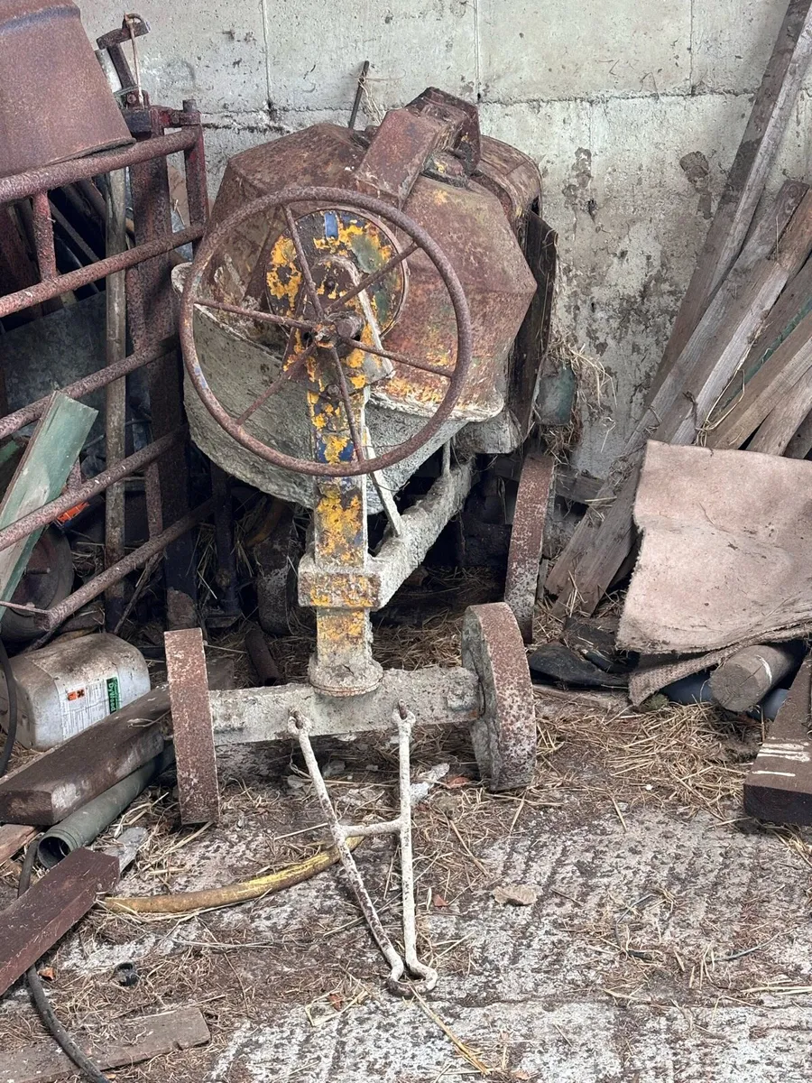 Old cement mixer - Image 2