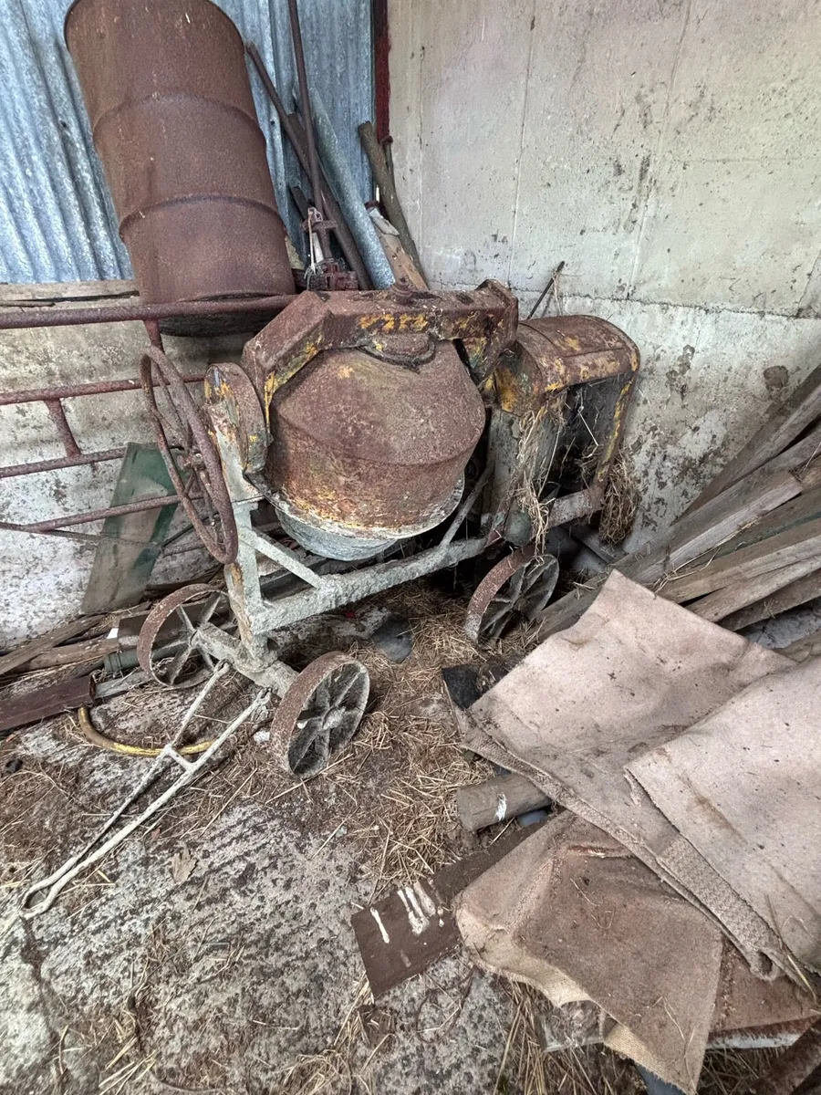 Old cement mixer - Image 1