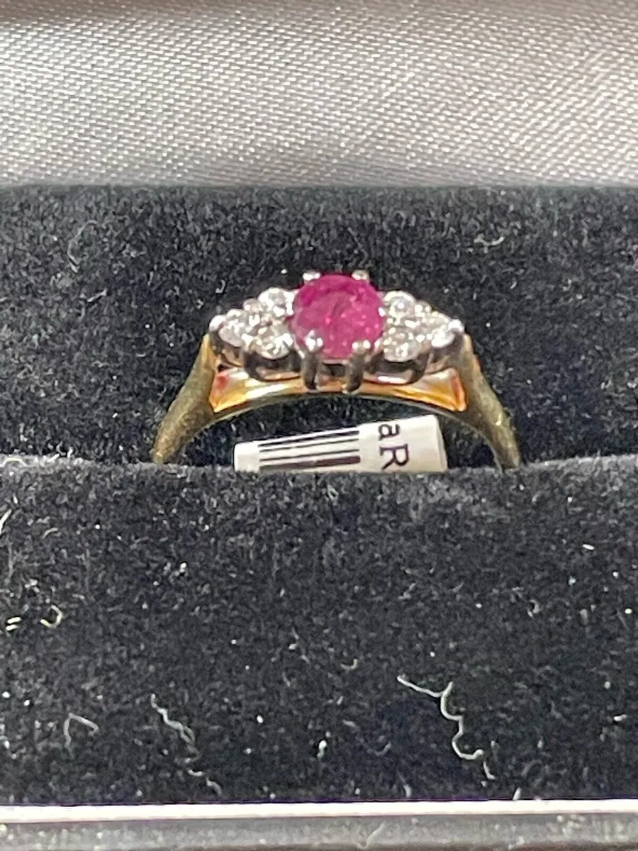 18k gold ring with ruby and diamonds - Image 1