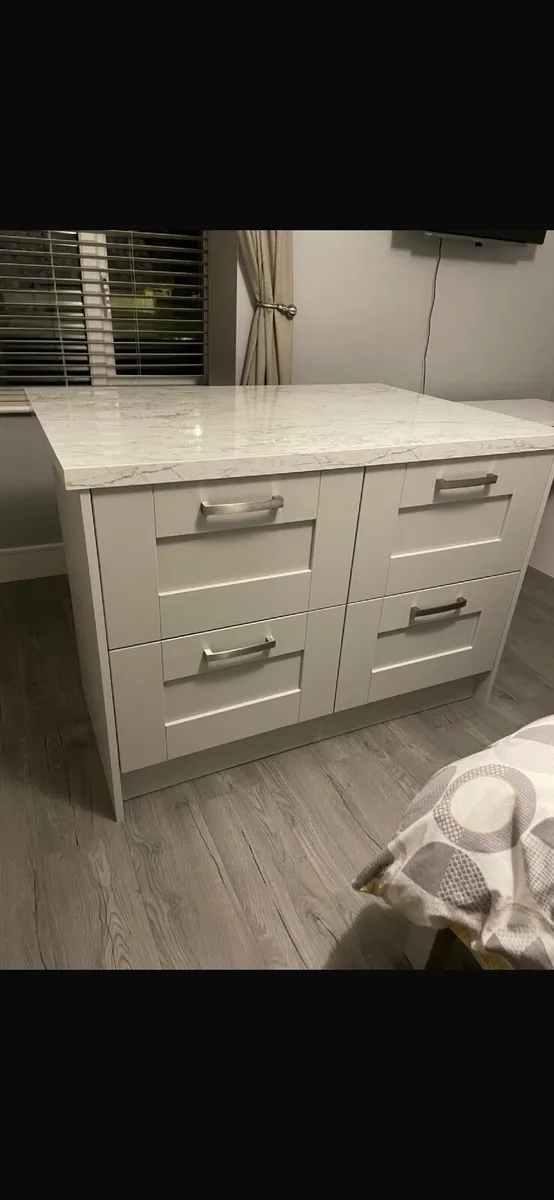 Kitchen island - Image 1