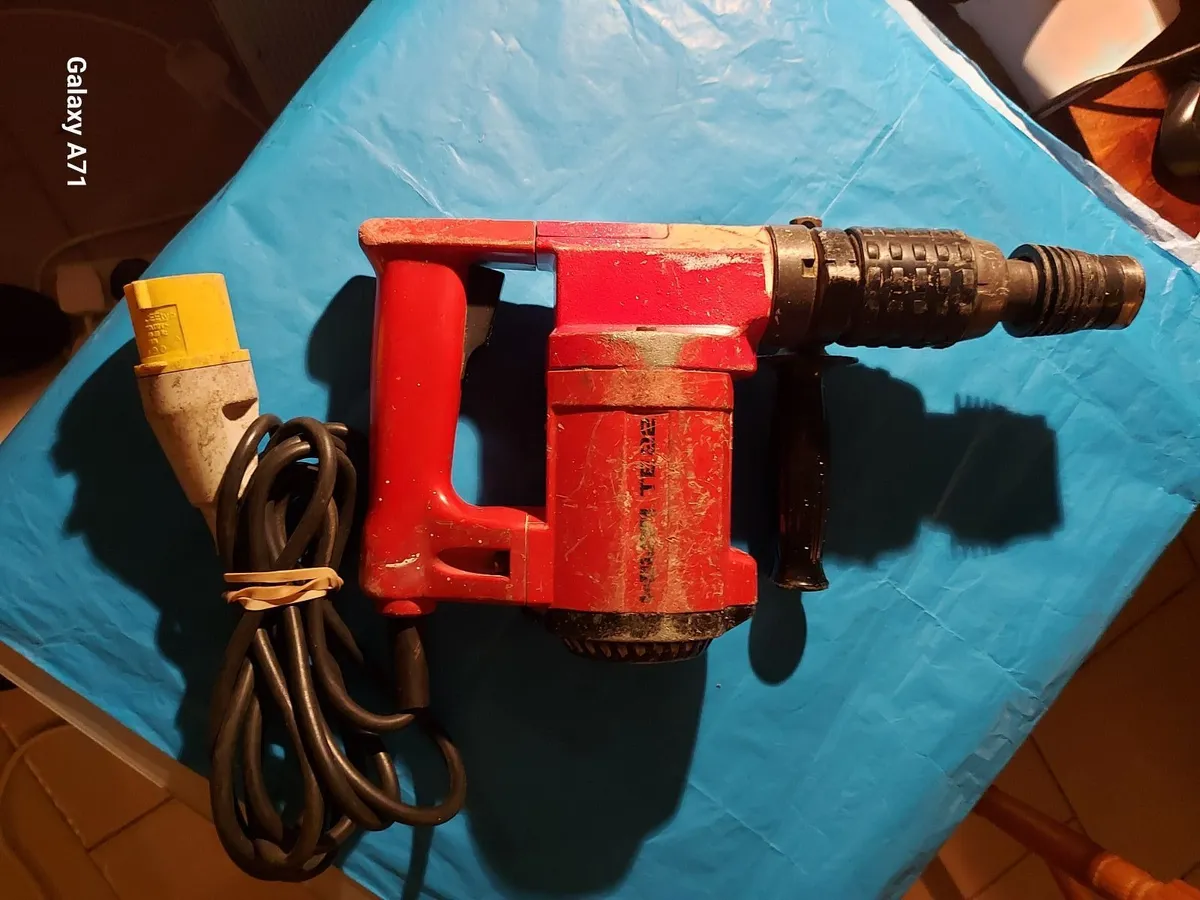 Hilti TE22 Hammer Drill in very good condition - Image 1