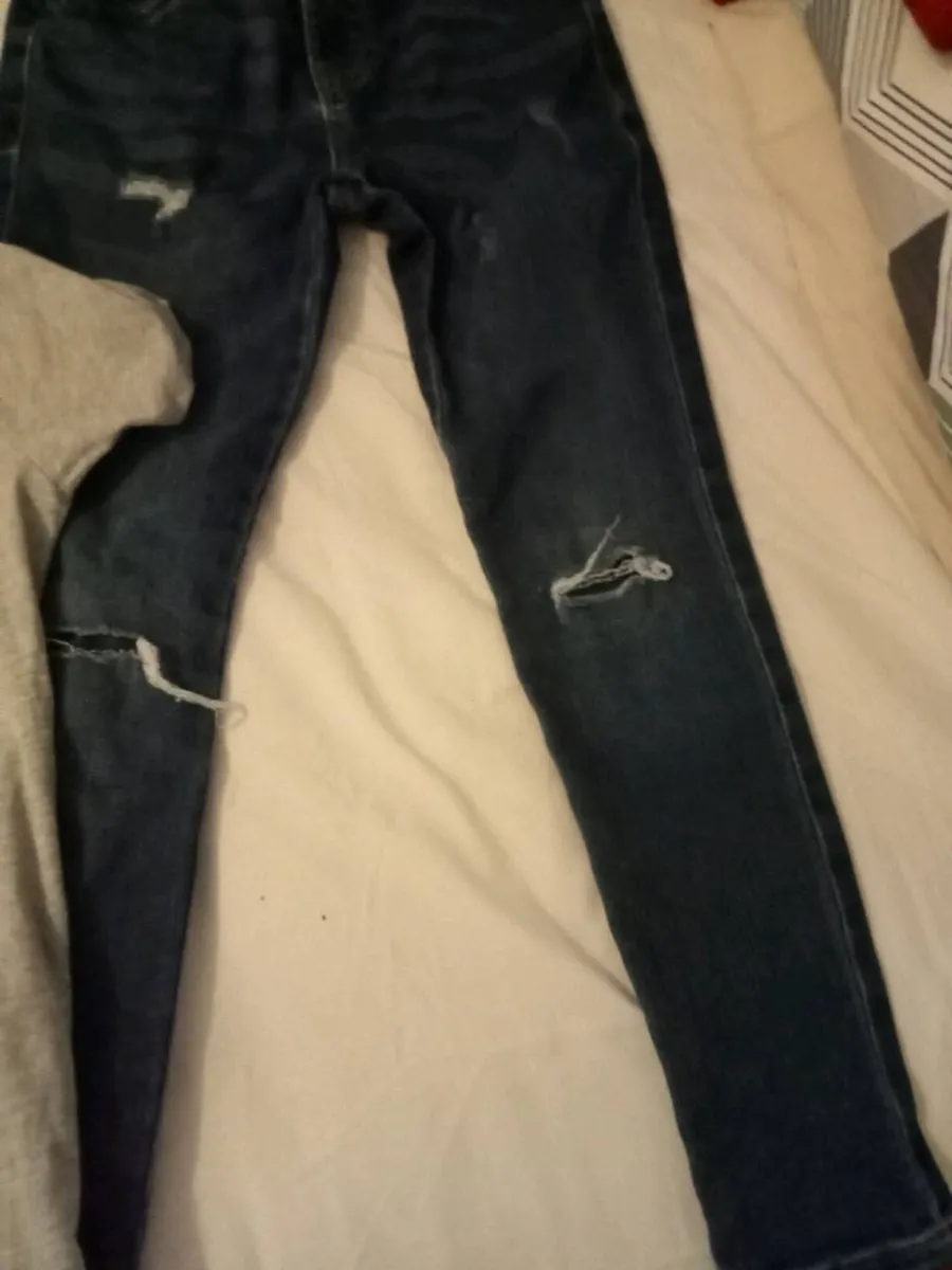 Boys skinny jeans and t-shirt 9-10 yrs - Image 3