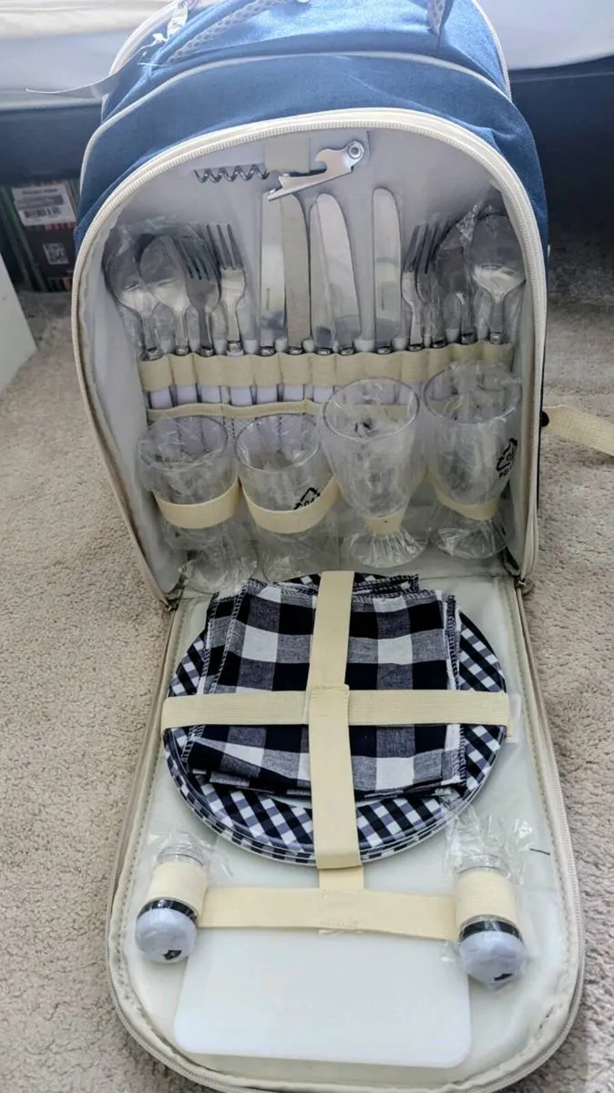 Picnic Backpack Set for 4 People - Image 1