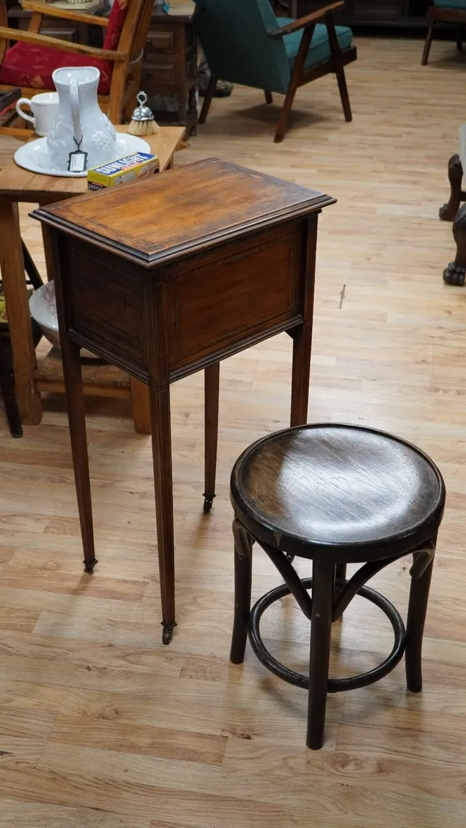 Elegant Small Antique Hepplewhite-style Work Table - Image 1