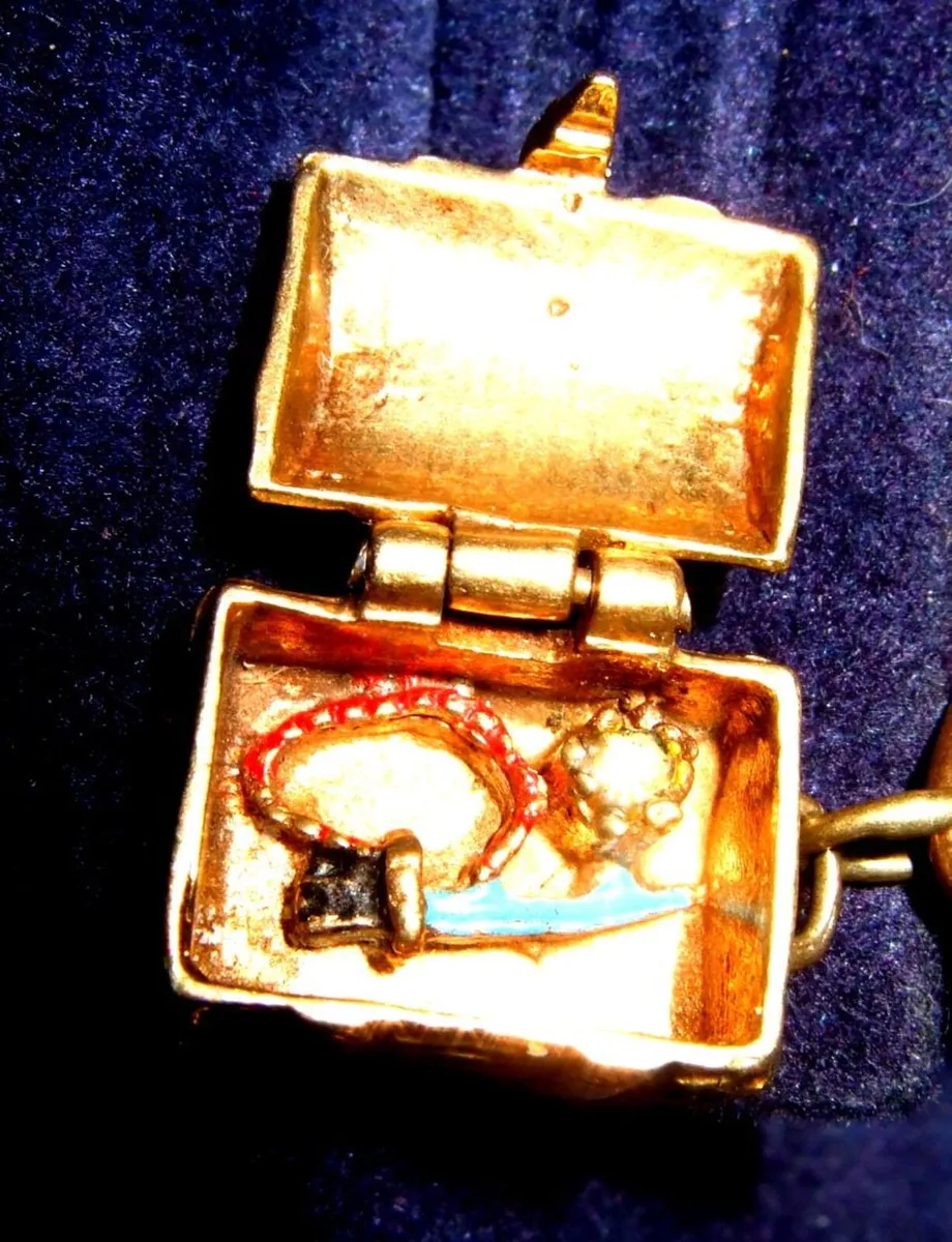 Vintage Hallmarked 9ct Gold Charm - Image 1