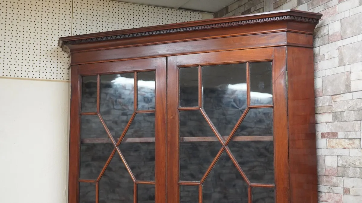 Georgian Mahogany Corner Cabinet - Image 3