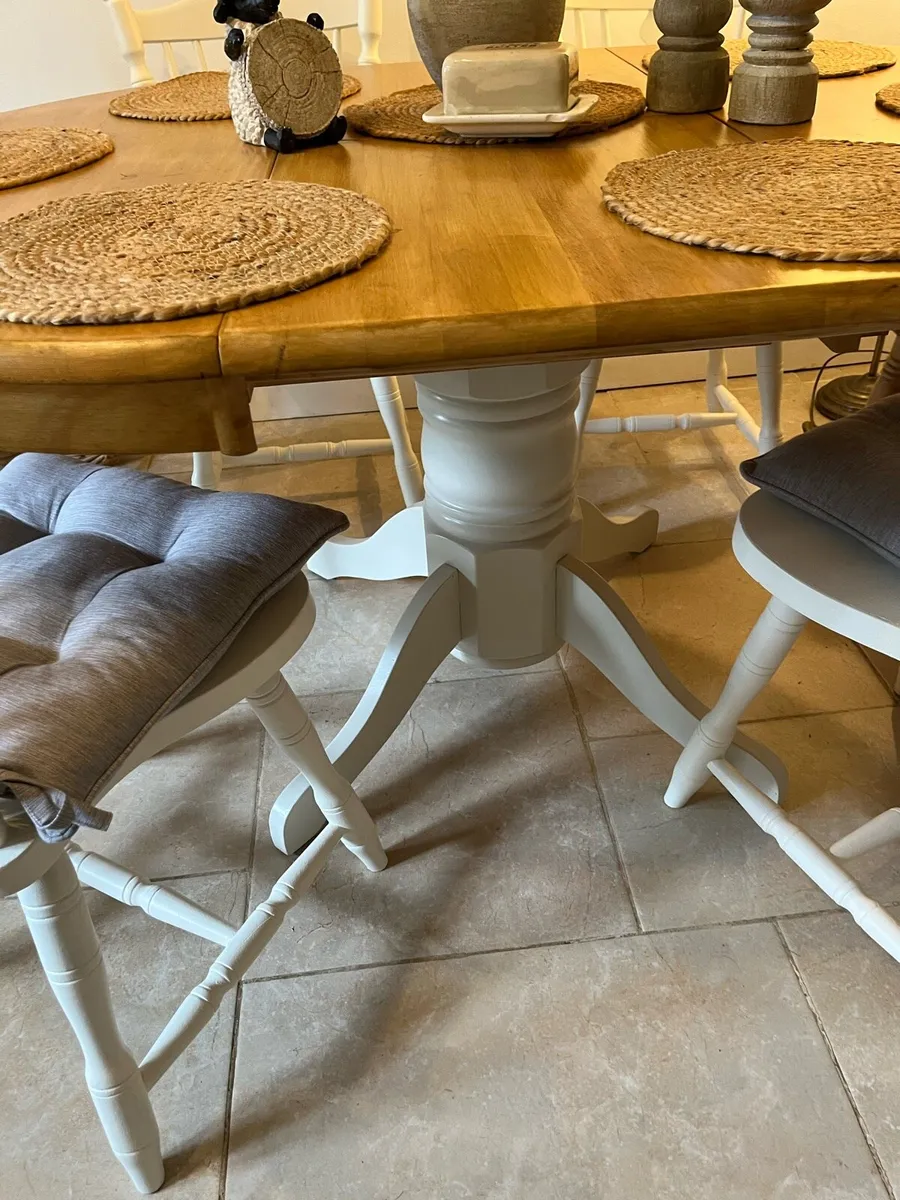 Extendable table and six chairs set - Image 4