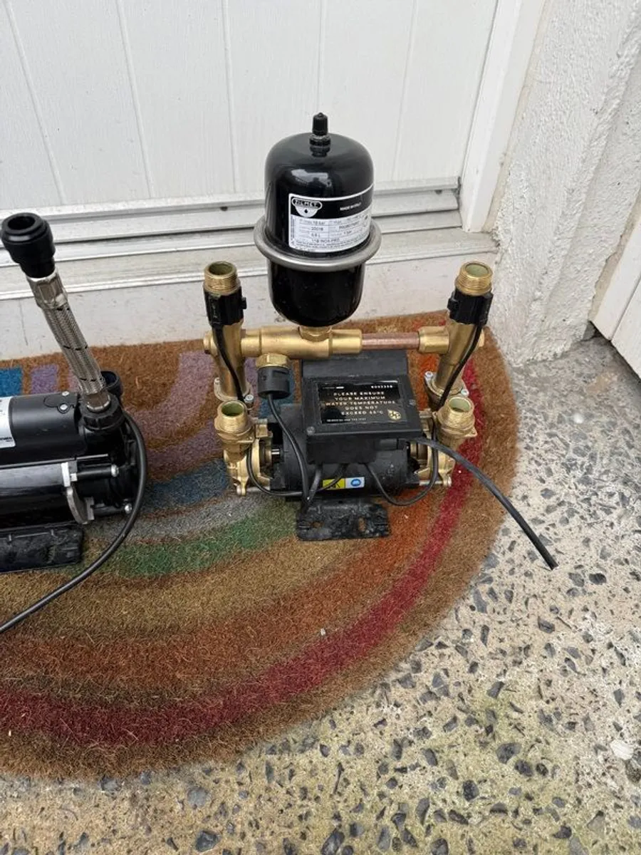 2 showers pumps - Image 1