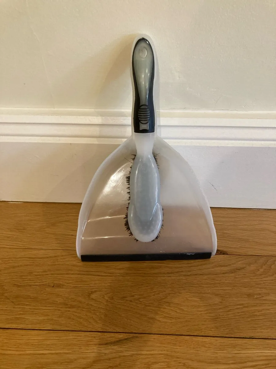 Dustpan and brush - Image 1