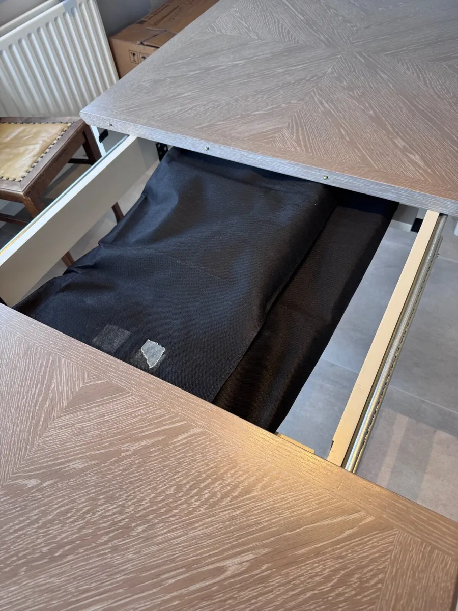 Extendable Dining Table – Very Good Condition - Image 3