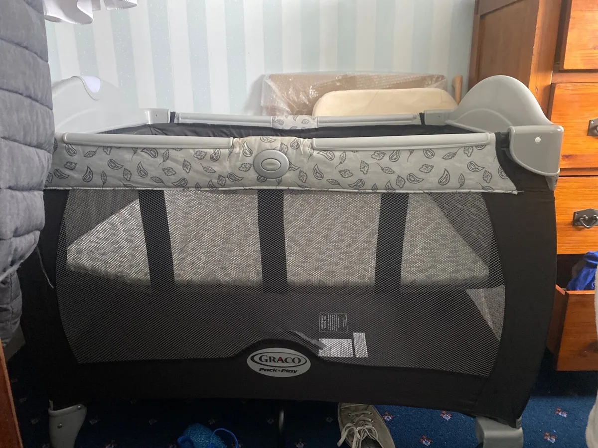 Travel cot - Image 1