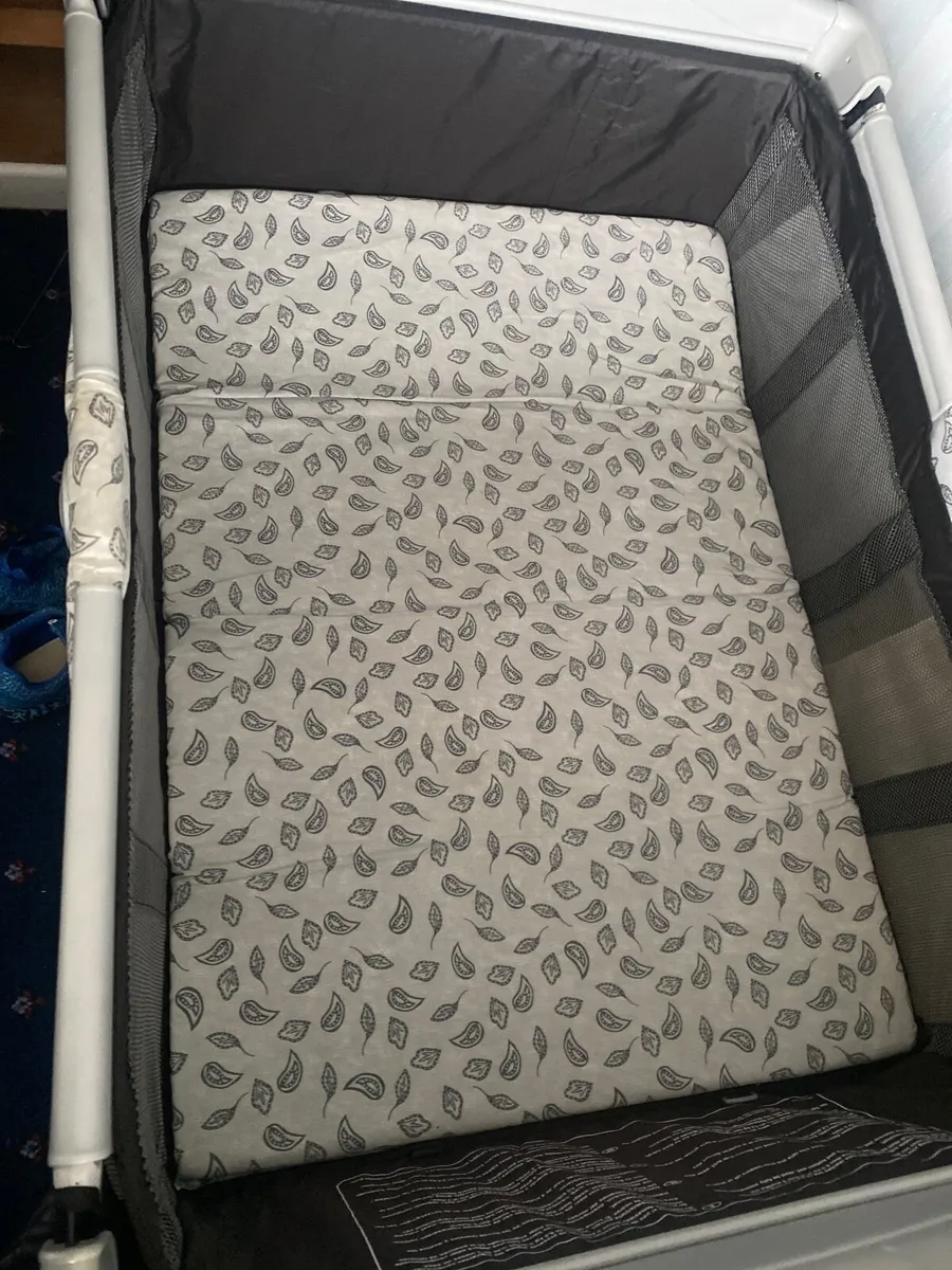 Travel cot - Image 2