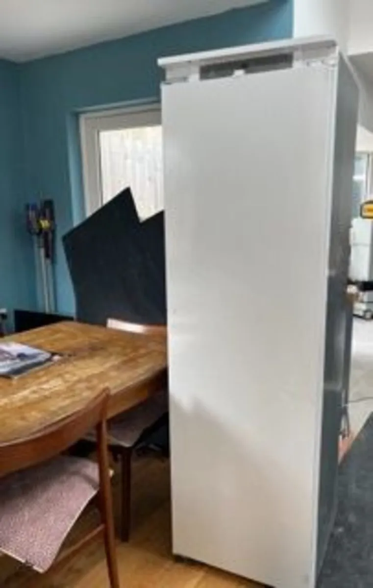 Whirlpool integrated fridge - Image 2