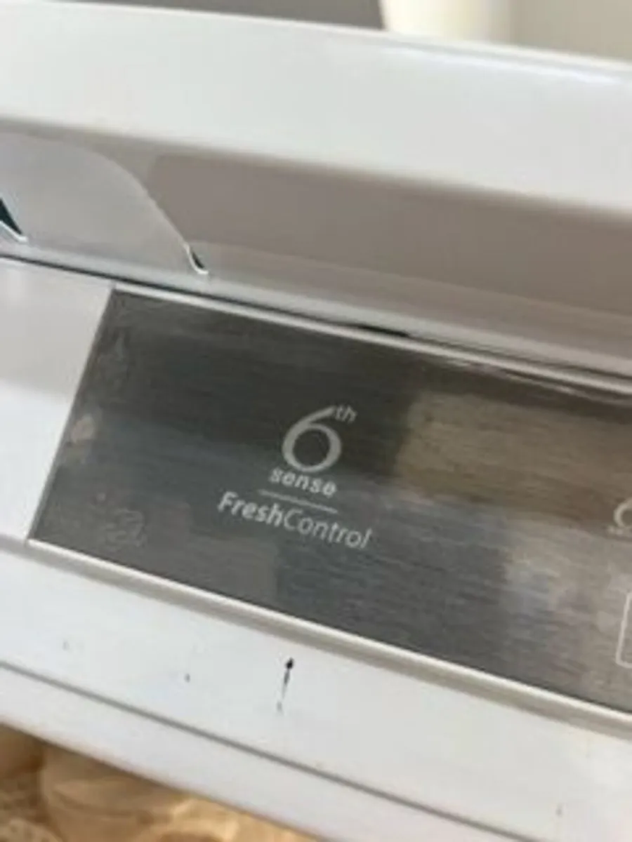 Whirlpool integrated fridge - Image 3