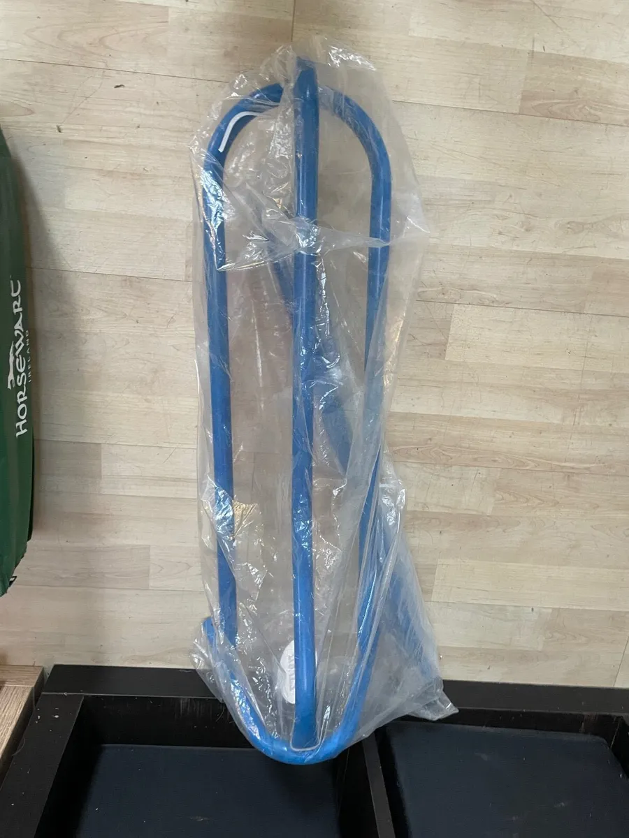 Saddle stand and jacket - Image 1