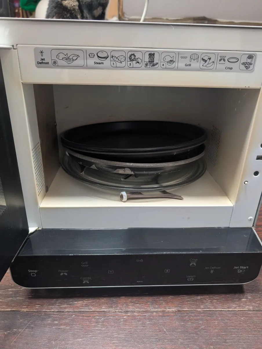 Selling a Whirlpool MAX 39S microwave - Image 2