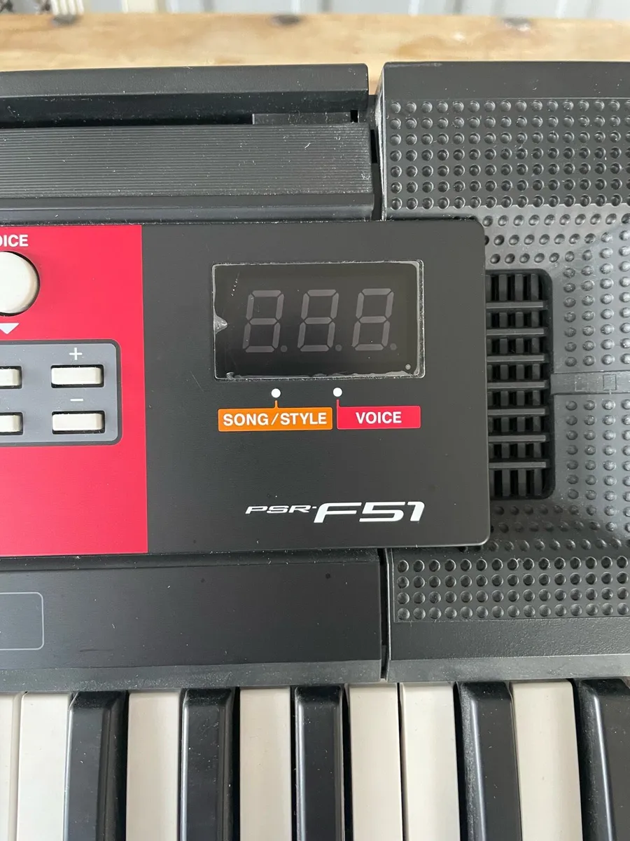 Yamaha portable electric keyboard - Image 3