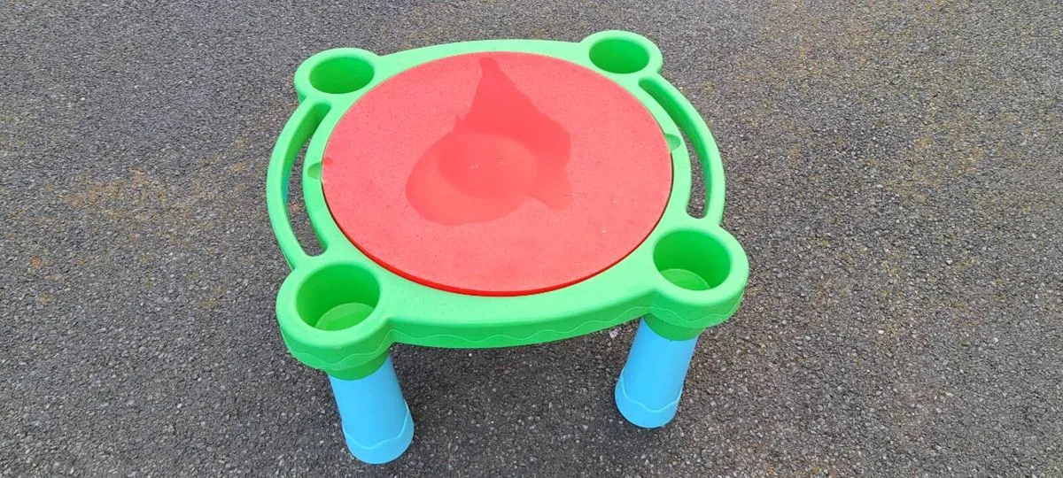 Sand and water table - Image 1