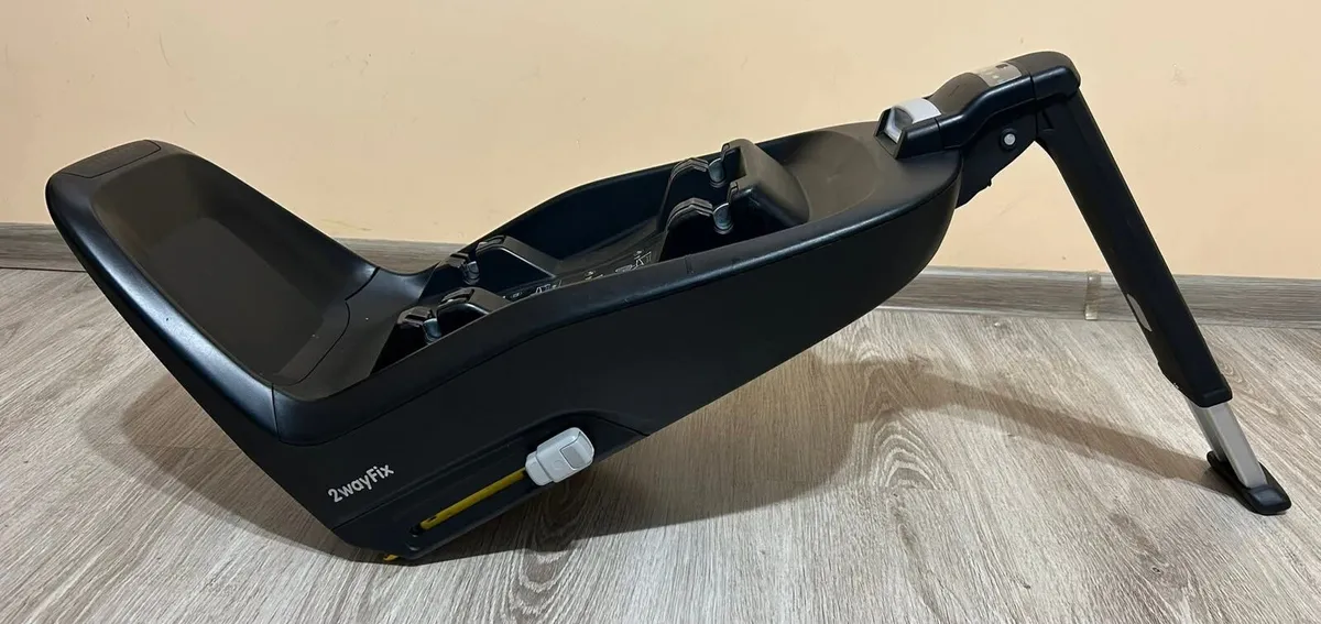 Maxi cosi 2wayfix with maxi cosi car seat - Image 4