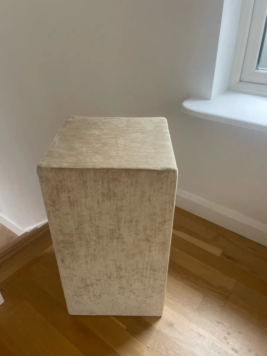 End of Sofa cube/lamp stand (Velvet). - Image 2