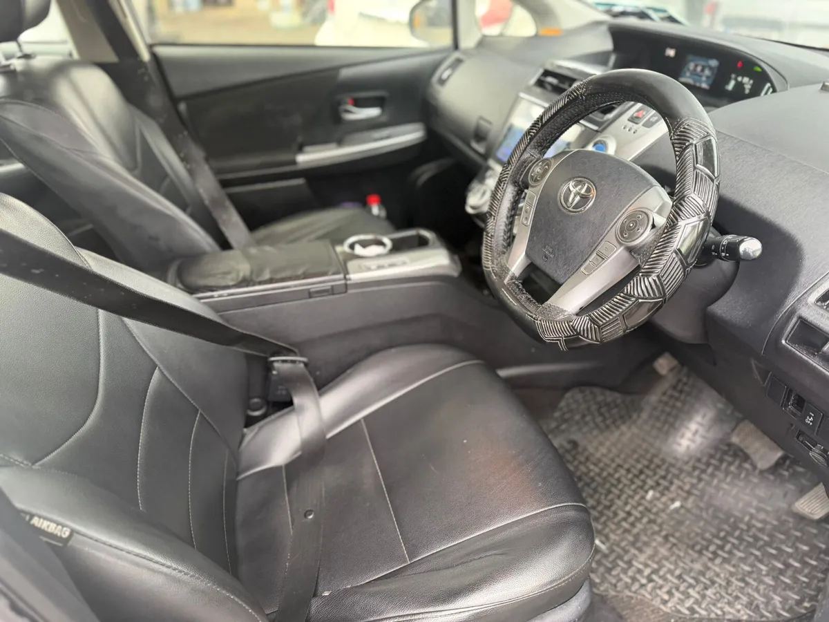 2015 PRIUS AVILPHA 7 SEATER - Image 4