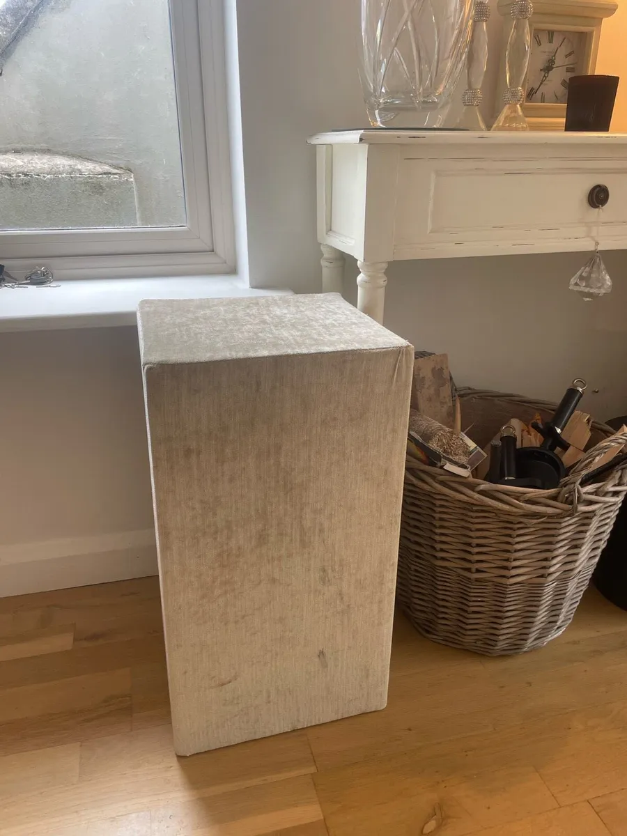 End of Sofa cube/lamp stand (Velvet). - Image 1