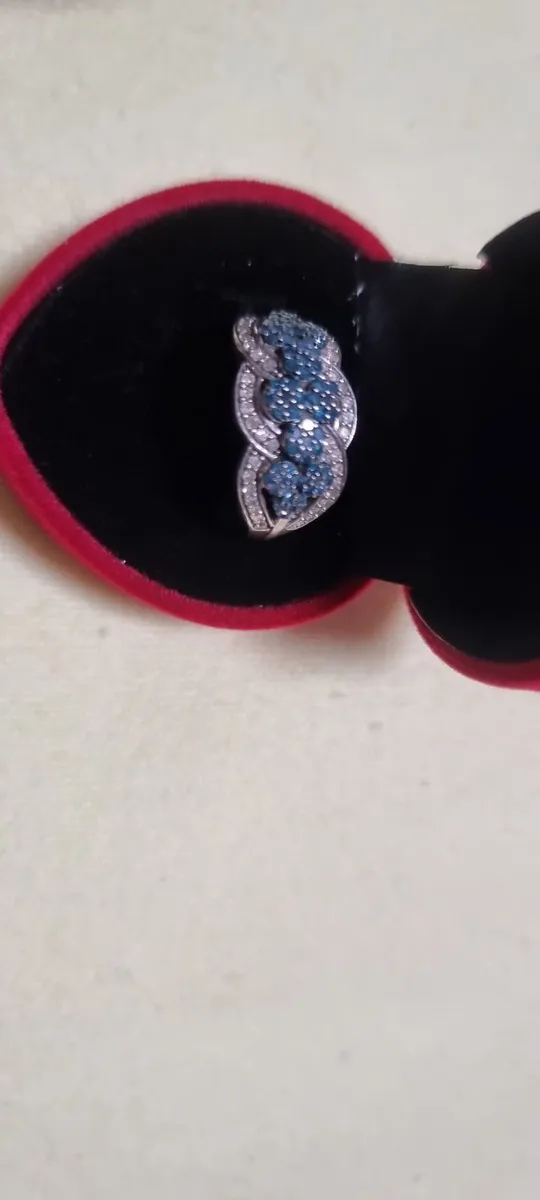 Blue and white diamond ring. - Image 1