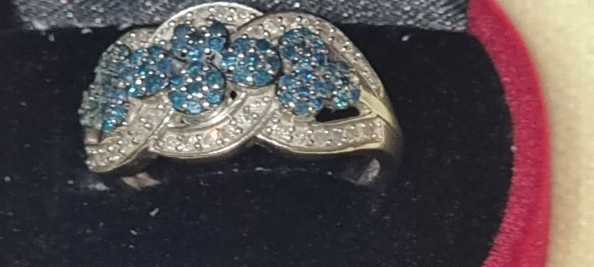 Blue and white diamond ring. - Image 2