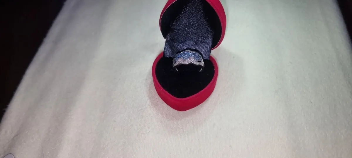 Blue and white diamond ring. - Image 3