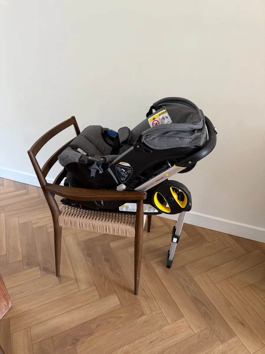 Doona baby seat & stroller with isofix base - Image 1