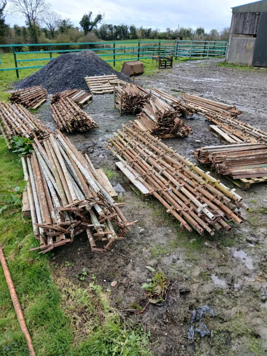 Scaffolding + 100 planks - Image 1