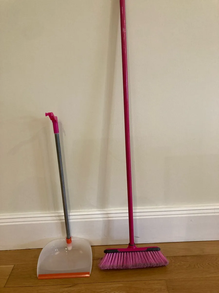 Dustpan and brom - Image 1
