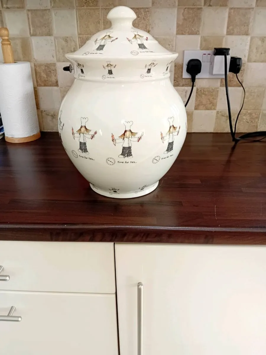 LARGE BISCUIT BARRELL NEW WITH LID - Image 1