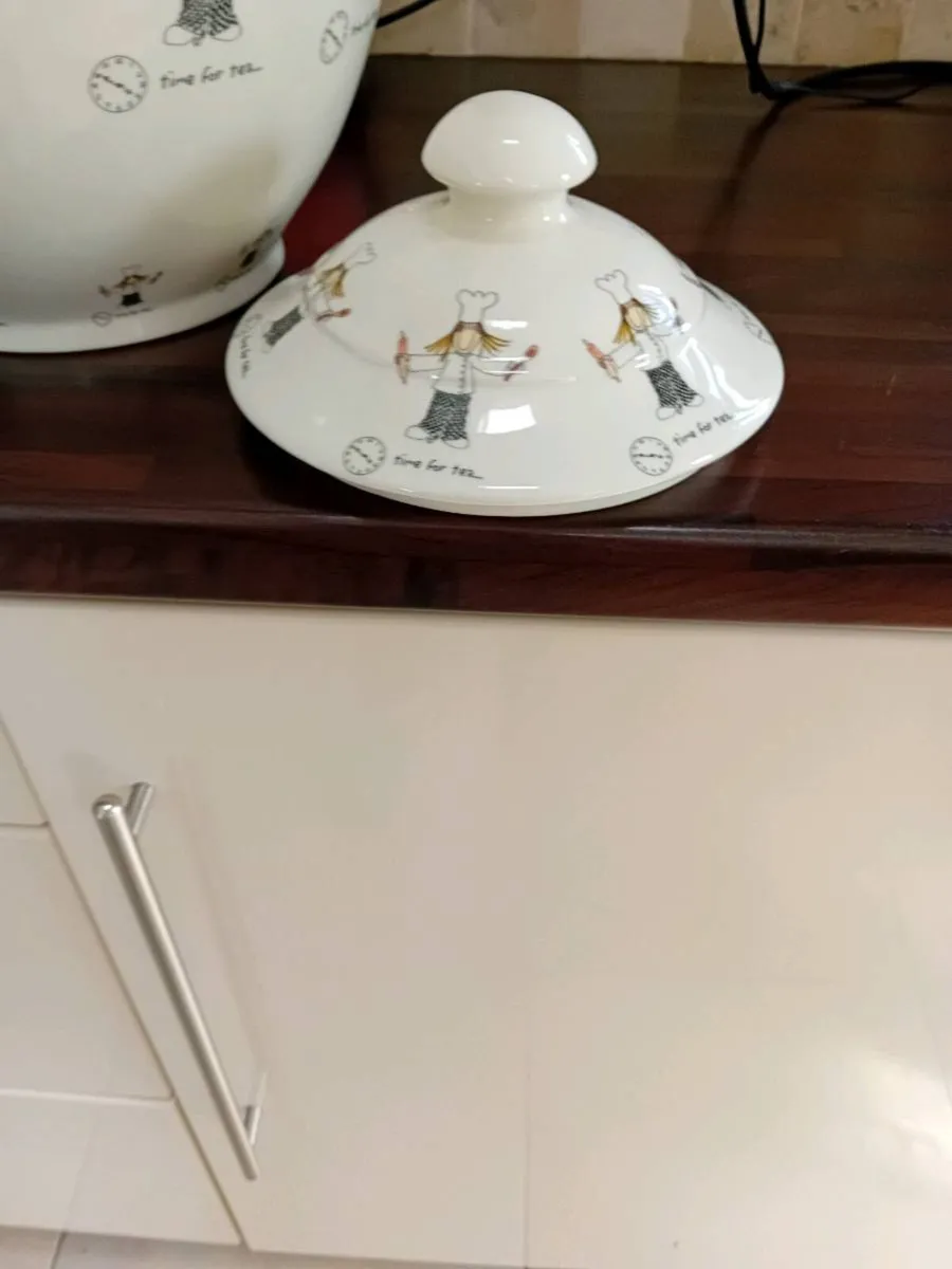 LARGE BISCUIT BARRELL NEW WITH LID - Image 2