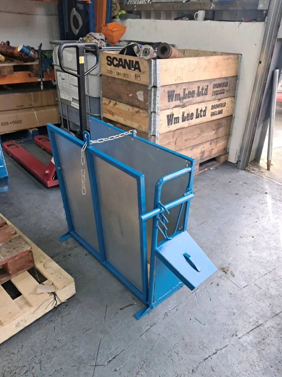Calf dehorning crate. - Image 1