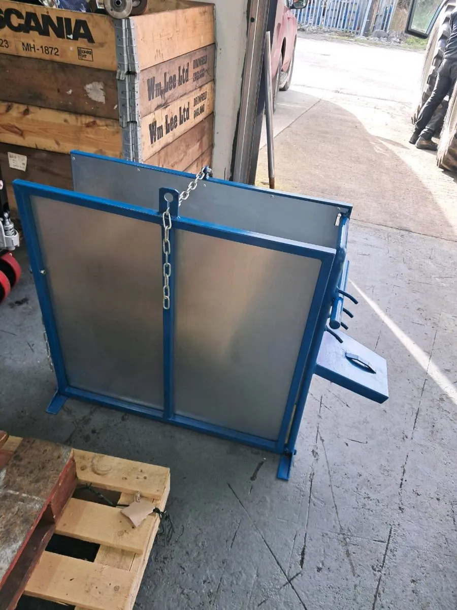 Calf dehorning crate. - Image 2