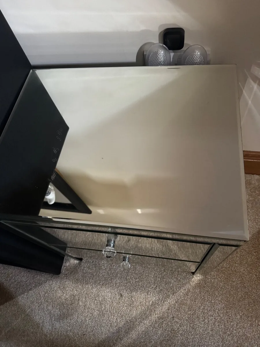 Mirrored bedside tables x2 - Image 3