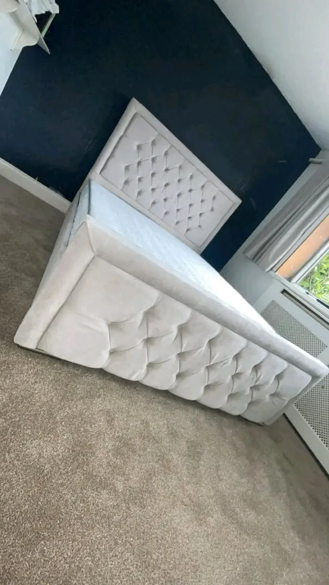 Hilton Chesterfield Bed Frame With Mattress - Image 2