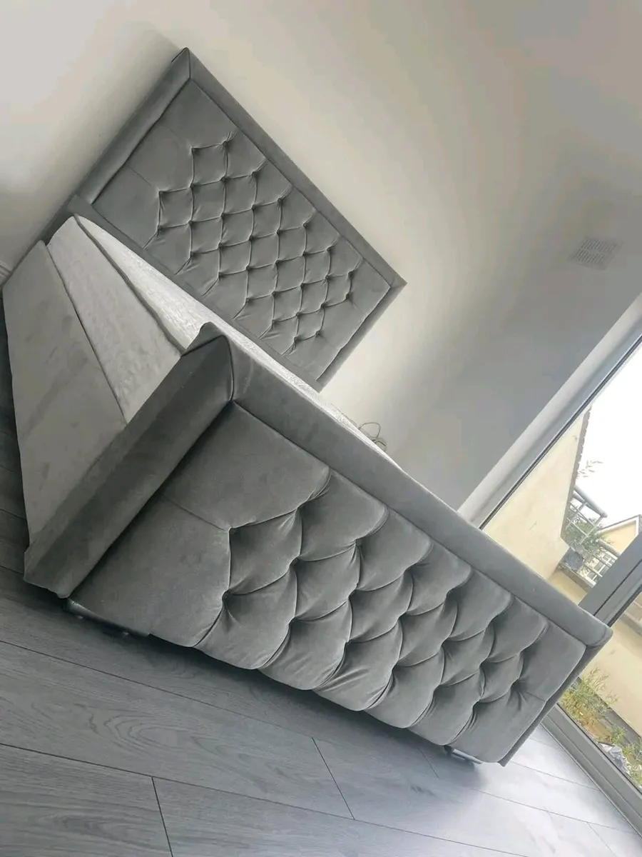 Hilton Chesterfield Bed Frame With Mattress - Image 3