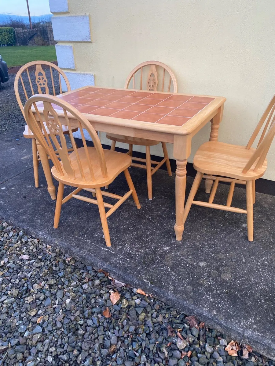 Kitchen table and chairs - Image 1