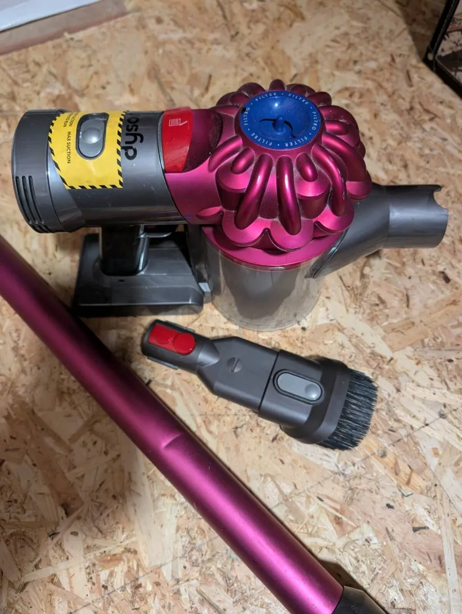 Dyson V7 - Image 1