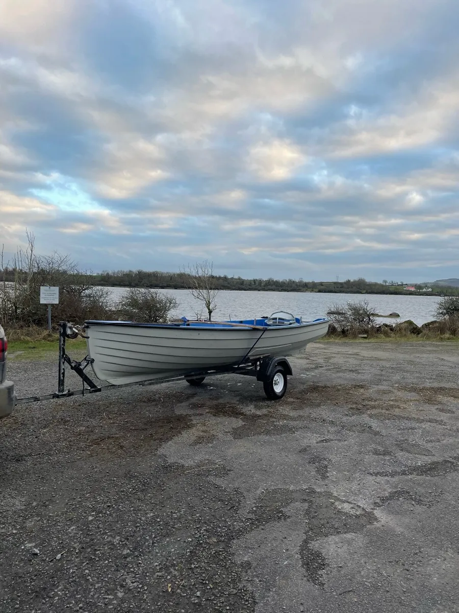 17 foot fibreglass lakeboat and trailer - Image 1