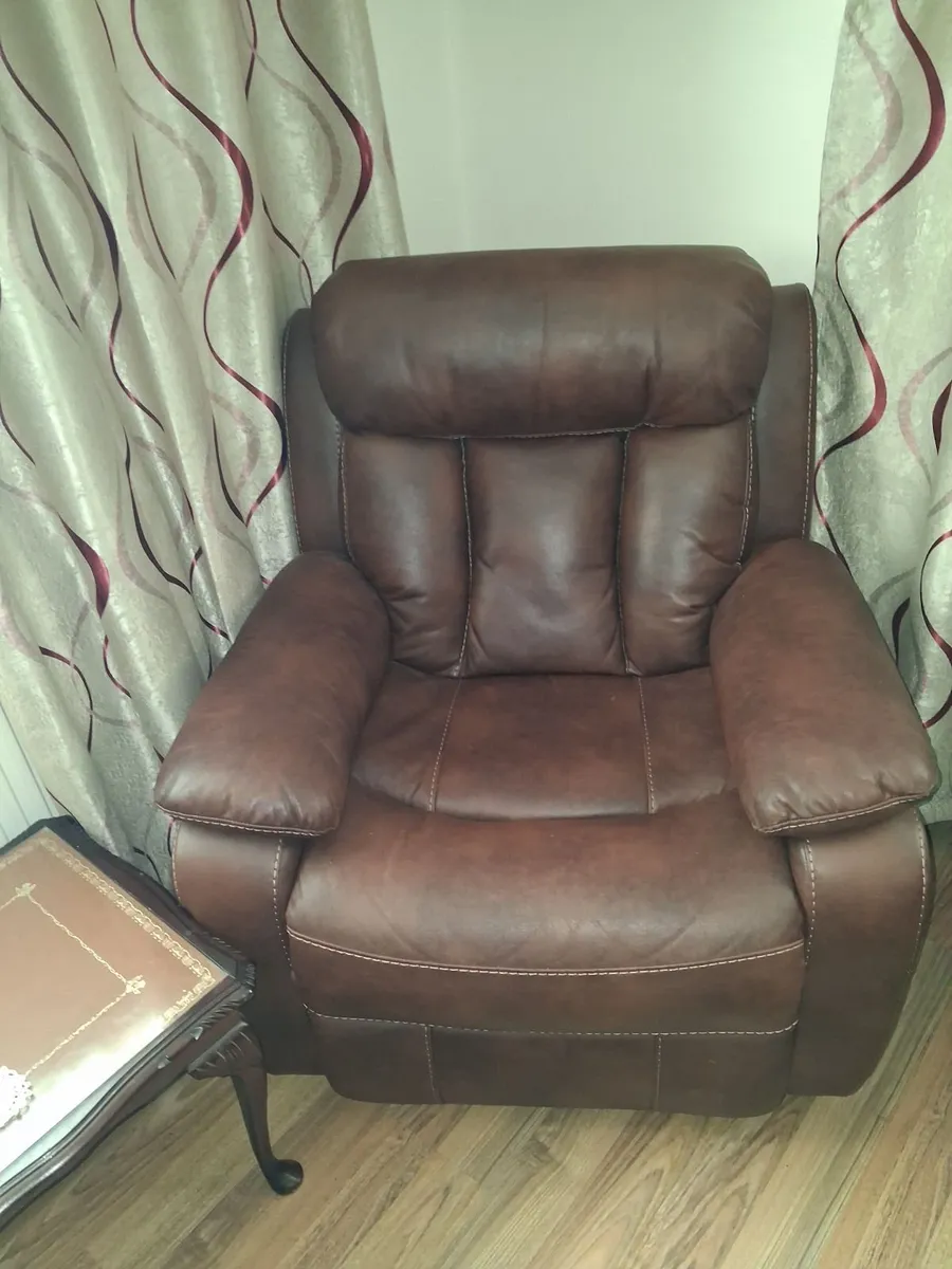 2 leather recliner chairs - Image 3
