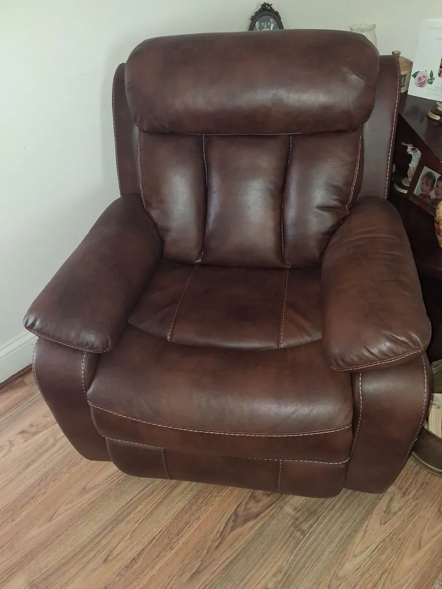 2 leather recliner chairs - Image 4