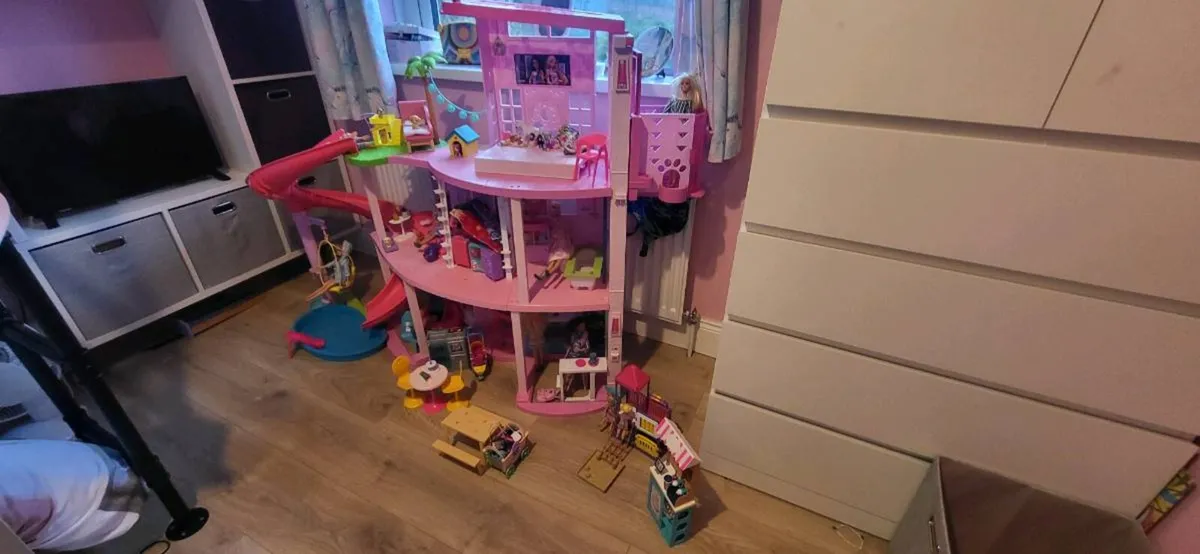 Barbie dream house plus camper, aeroplane and cars - Image 1