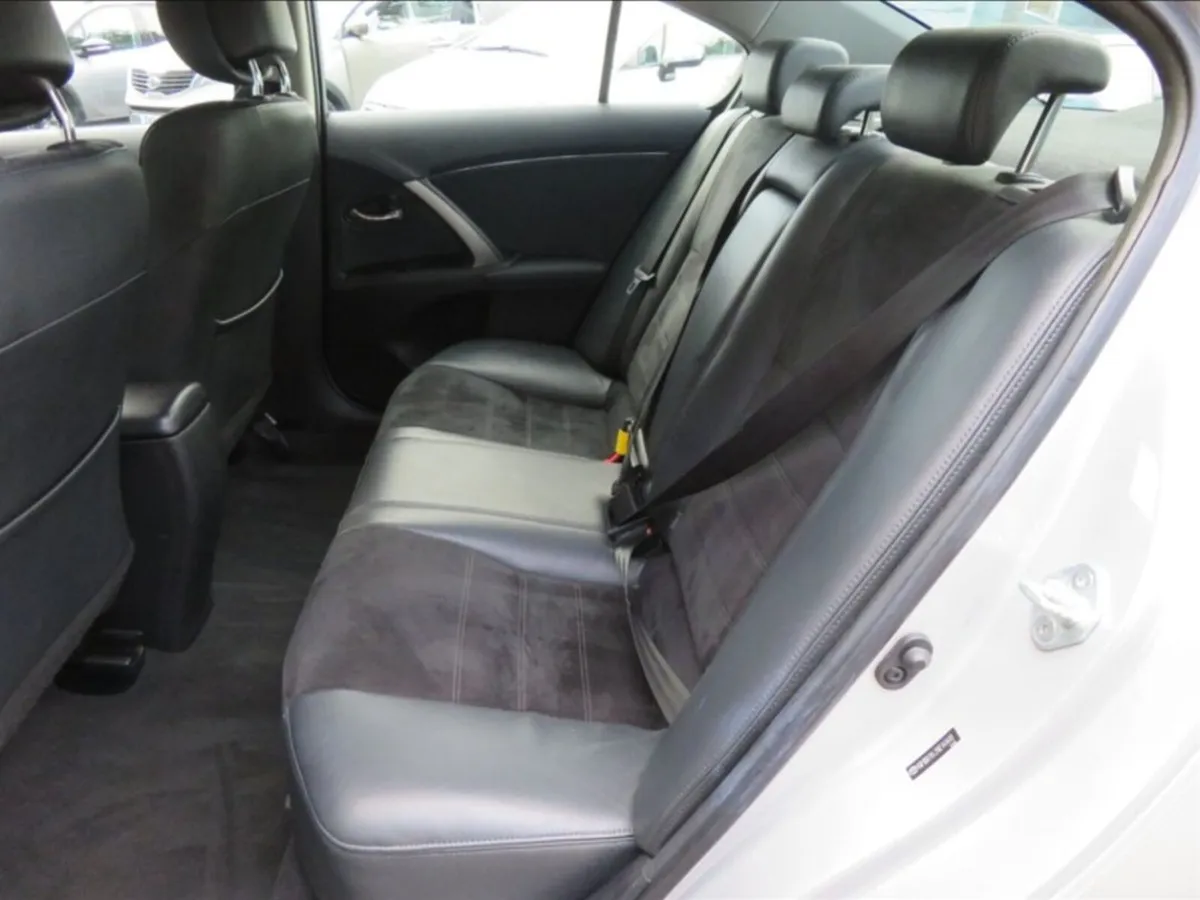 2015 Toyota Avensis 2.0 D4D - Image 2